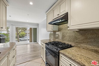 423 S Rexford Dr, Unit 106 in Beverly Hills, CA - Building Photo - Building Photo