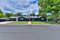 1407 E 19th St in Georgetown, TX - Foto de edificio - Building Photo