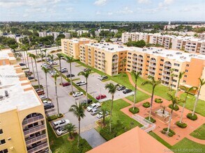 7010 NW 186th St in Hialeah, FL - Building Photo - Building Photo