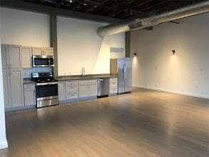 102 E 2nd St in Taylor, TX - Building Photo - Building Photo