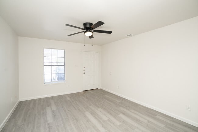 Gastel Circle Apartments in Edinburg, TX - Foto de edificio - Interior Photo