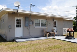 21463 Mallory Ave in Port Charlotte, FL - Foto de edificio - Building Photo