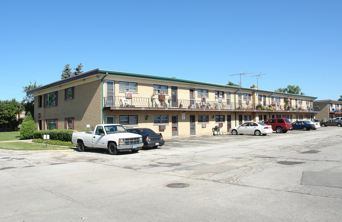 39 King Arthur Dr in Melrose Park, IL - Foto de edificio
