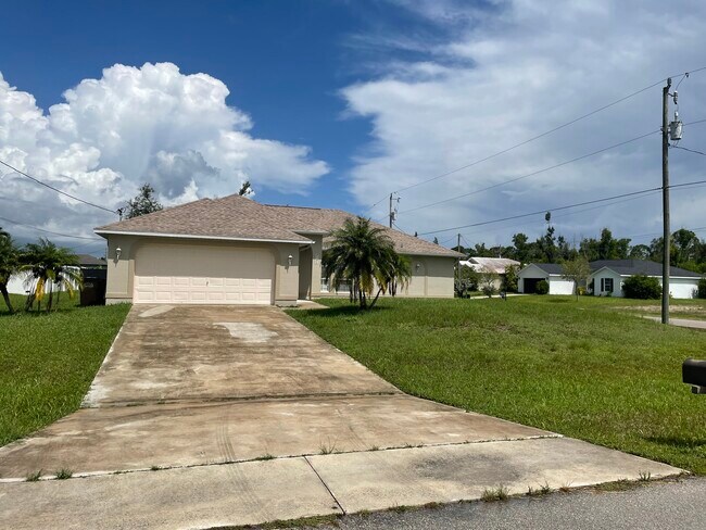 3131 SW 19th Ave in Cape Coral, FL - Building Photo - Building Photo