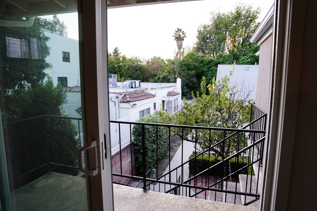 4230 Gentry Ave, Unit C in Studio City, CA - Building Photo
