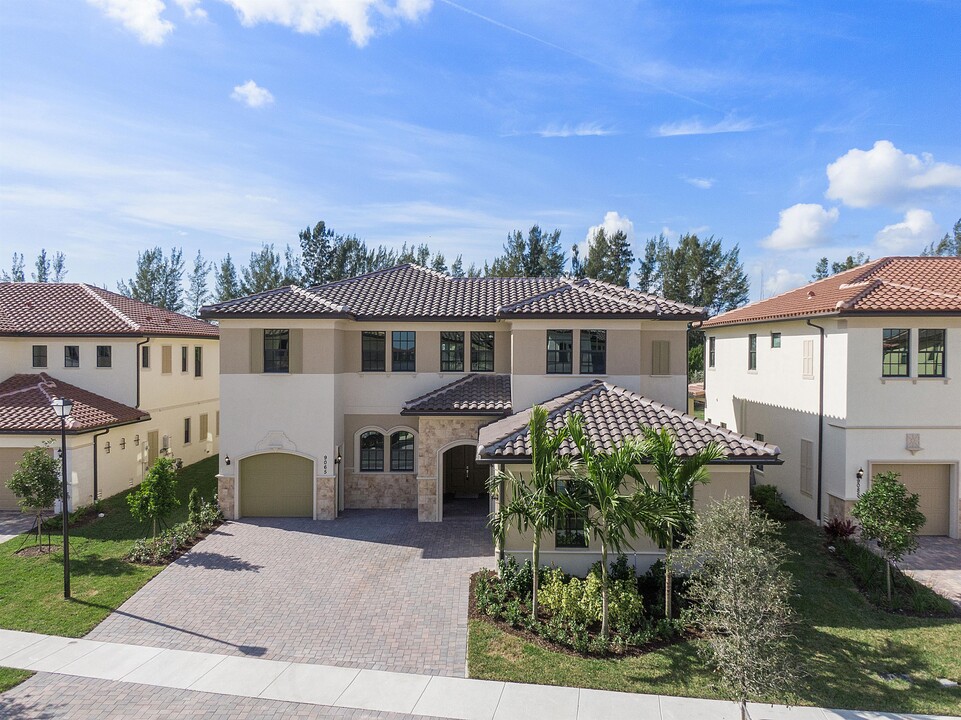 9065 W Parkland Bay Trl in Coral Springs, FL - Building Photo