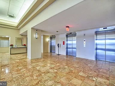 1808 Old Meadow Rd, Unit 916 in McLean, VA - Foto de edificio - Building Photo