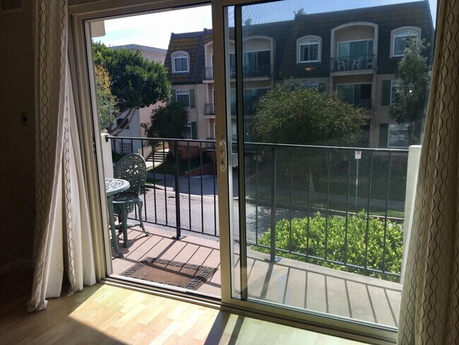 8163 Redlands St, Unit 42 in Playa Del Rey, CA - Building Photo - Building Photo