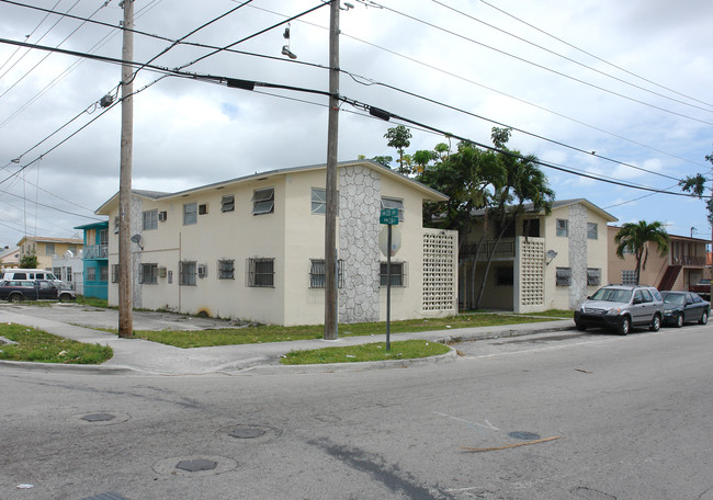 2271 NW 26th St in Miami, FL - Building Photo - Building Photo