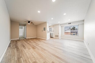 Hallwood Manor Apartments in Mentor, OH - Building Photo - Building Photo