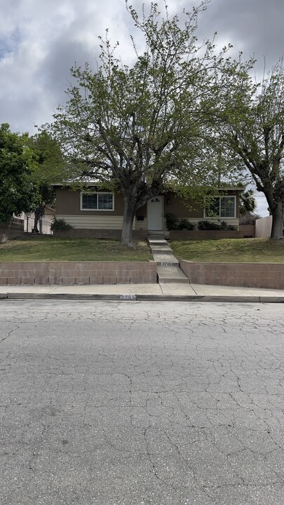 2705 Pomona St in Bakersfield, CA - Building Photo