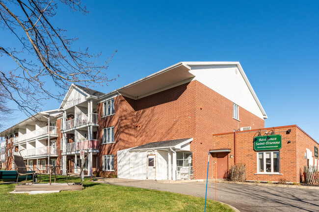 18 De Saint-Étienne-De-Lauzon Rue in Lévis, QC - Building Photo - Building Photo