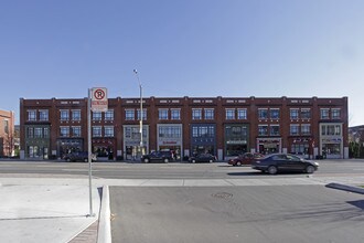 143-161 Lakeshore Rd E in Mississauga, ON - Building Photo - Building Photo