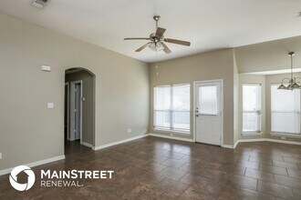 125 Currie Ct in Crowley, TX - Foto de edificio - Building Photo