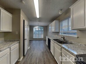 720 Charles City Dr in Arlington, TX - Foto de edificio - Building Photo