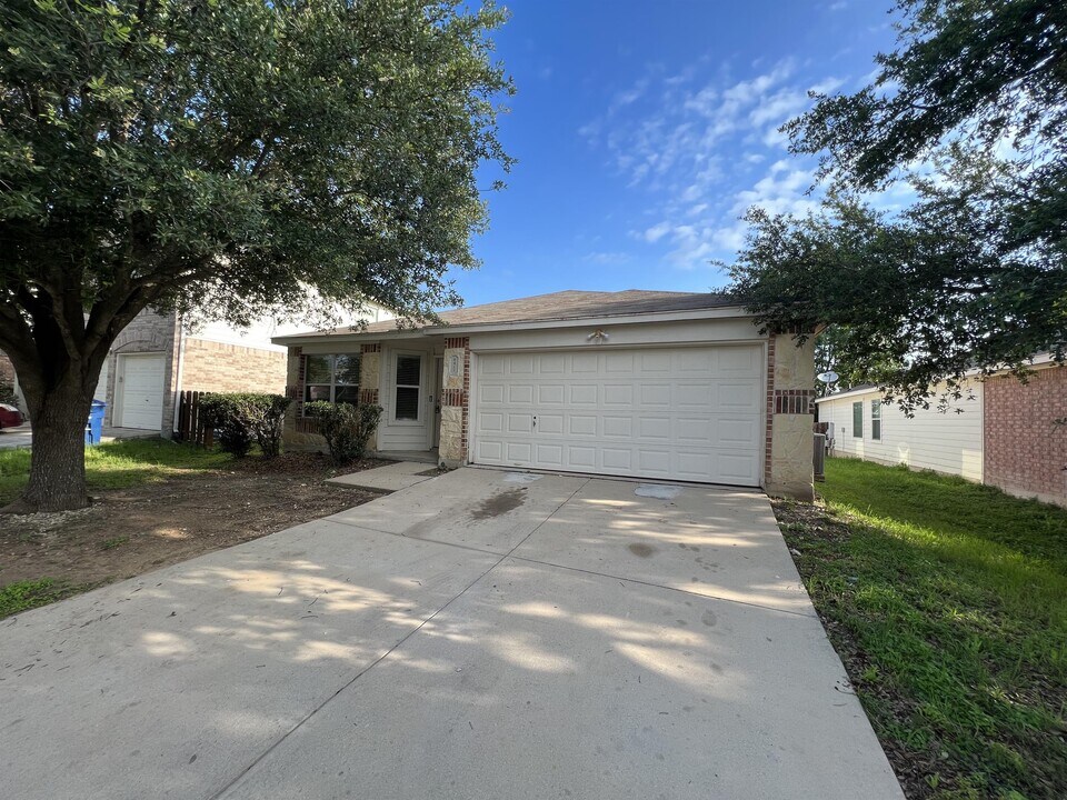 9411 Massaro St in San Antonio, TX - Foto de edificio