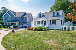 6 Robert Cir in Metuchen, NJ - Building Photo