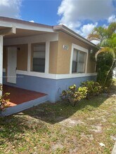 209 NW 10th St-Unit -1 in Hallandale Beach, FL - Foto de edificio - Building Photo