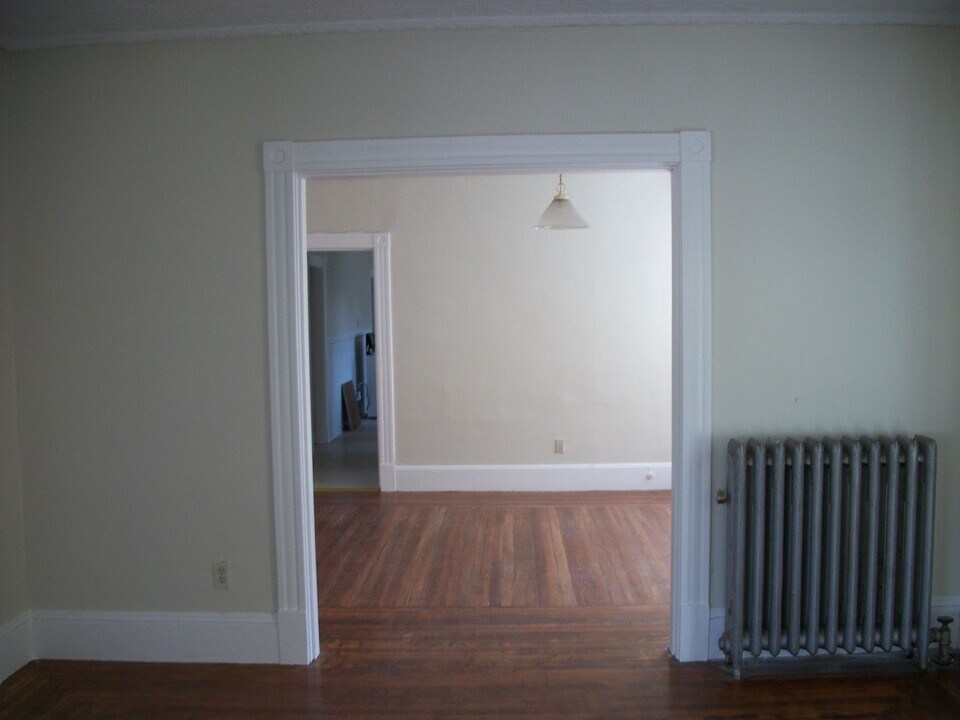 11 Hollywood St in Springfield, MA - Building Photo