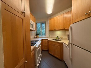 300 1st Ave in New York, NY - Building Photo - Building Photo
