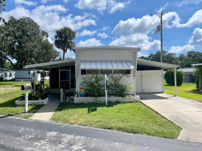 825 W Colonial Cir in Daytona Beach, FL - Building Photo