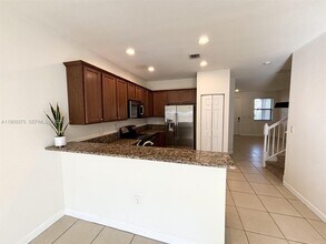 8875 NW 102nd Pl in Doral, FL - Building Photo - Building Photo