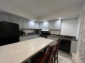 107-2 Atlantic St, Unit apt 1 in Quincy, MA - Foto de edificio - Building Photo