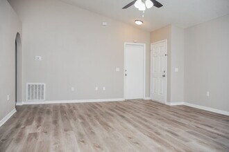 1023 Brenton Leaf Dr in Ruskin, FL - Foto de edificio - Building Photo