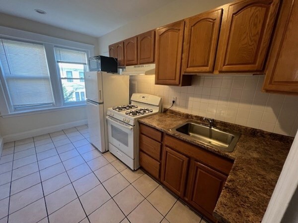27 Irving Terrace-Unit -4 in Cambridge, MA - Building Photo
