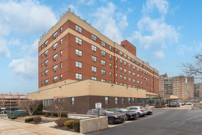 Queens Way in Woodside, NY - Foto de edificio - Building Photo