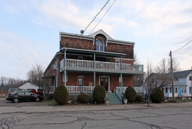 8709 Main St in Barker, NY - Foto de edificio - Building Photo