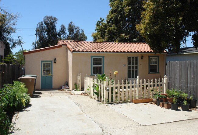 1706 E Ocean Ave in Ventura, CA - Foto de edificio - Building Photo