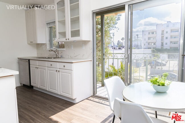 1112 N Olive Dr in West Hollywood, CA - Building Photo - Building Photo
