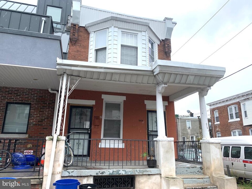 5434 Pine St in Philadelphia, PA - Building Photo