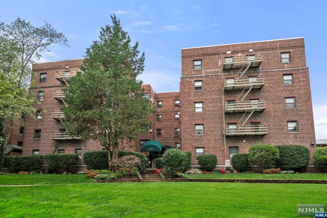 2335 Hudson Terrace in Fort Lee, NJ - Foto de edificio - Building Photo