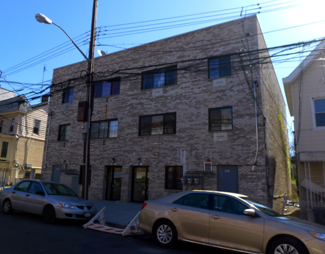 3634 Olinville Ave in Bronx, NY - Foto de edificio - Building Photo