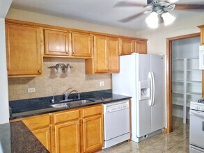 220 Oak Knoll Ct, Unit B2 in Schaumburg, IL - Foto de edificio - Building Photo