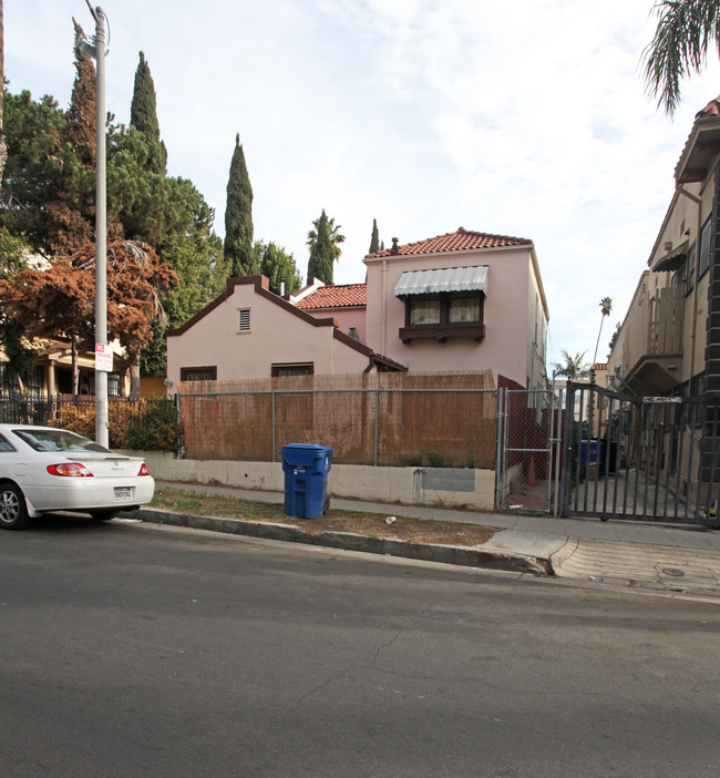 1634 N Serrano Ave in Los Angeles, CA - Foto de edificio - Building Photo