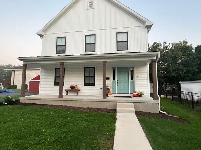 17 N 5th St in Akron, PA - Building Photo - Building Photo