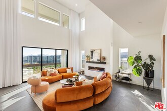 20668 Hummingbird Ct in Los Angeles, CA - Foto de edificio - Building Photo