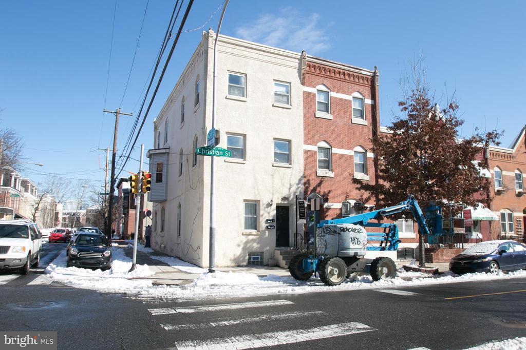 2351 Christian St in Philadelphia, PA - Building Photo