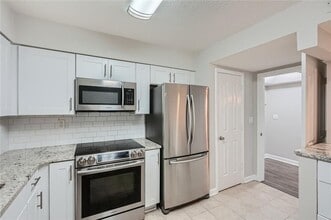 2870 Pharr Ct S Northwest in Atlanta, GA - Building Photo - Building Photo