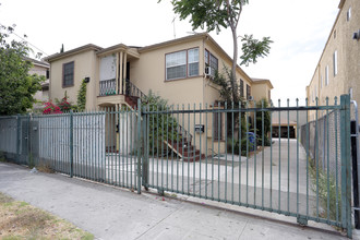 2954 Francis Ave in Los Angeles, CA - Building Photo - Building Photo