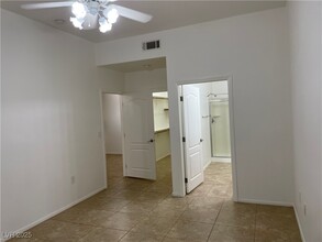 8985 S Durango Dr in Las Vegas, NV - Foto de edificio - Building Photo