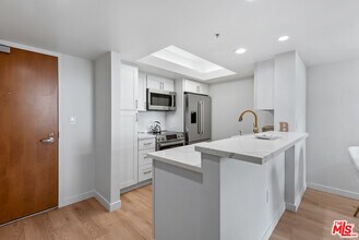 13700 Marina Pointe Dr in Marina Del Rey, CA - Foto de edificio - Building Photo