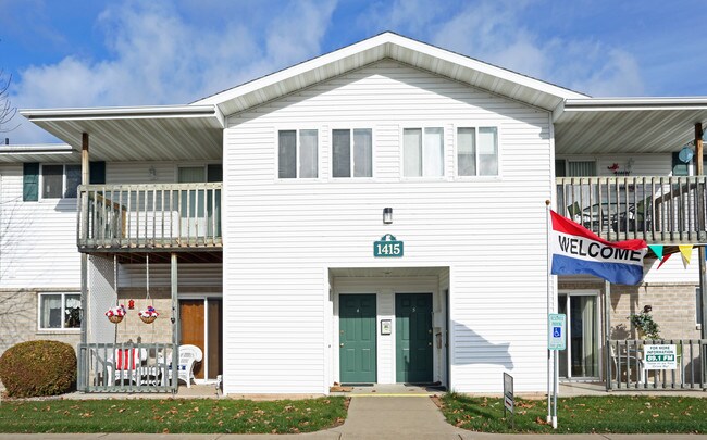 BREEZEWOOD APARTMENTS photo'