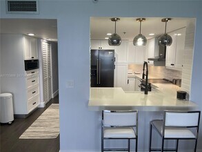 2555 Collins Ave in Miami Beach, FL - Building Photo - Building Photo