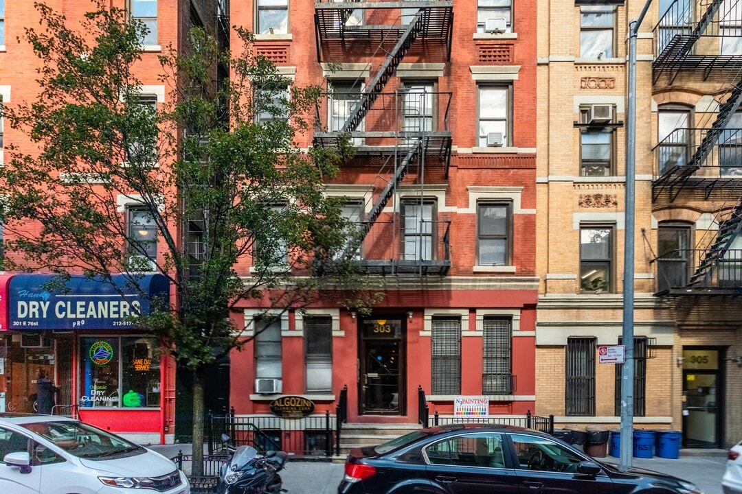 303 E 76th St in New York, NY - Foto de edificio