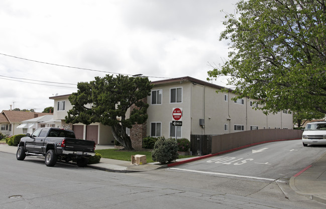 Capri Apartments in San Leandro, CA - Building Photo - Building Photo