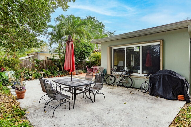 2108 Hollywood Blvd in Hollywood, FL - Building Photo - Building Photo